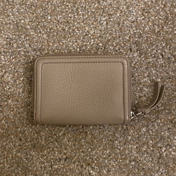 Tory Burch tan wallet 👡👜👝 New condition, no rips, no scuffs, no stains - Picture 2 of 3